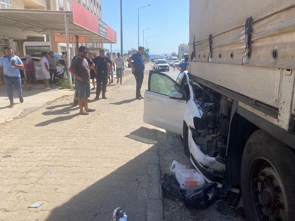 Otomobil, park halindeki tıra çarptı: 4 yaralı