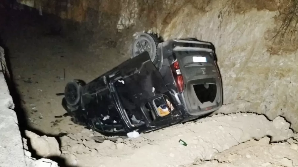 Otomobile çarpan hafif ticari araç kanala uçtu: 3 yaralı