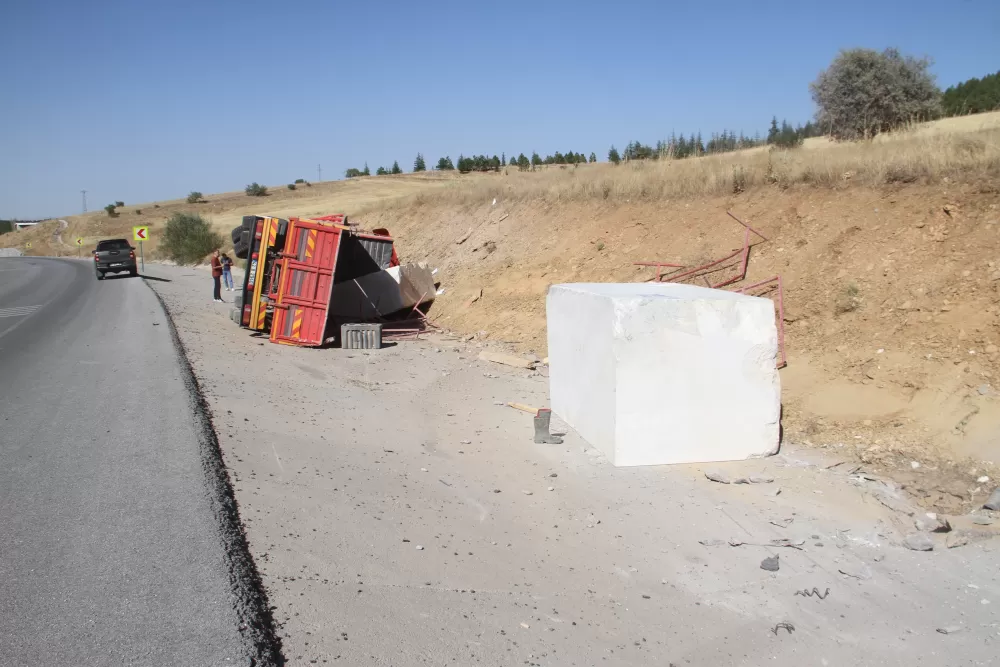 Beyşehir Antalya karayolu ve Konya Beyşehir yolunda mermer blok ve tomruk taşıyan tırlar devrildi 2 yaralı