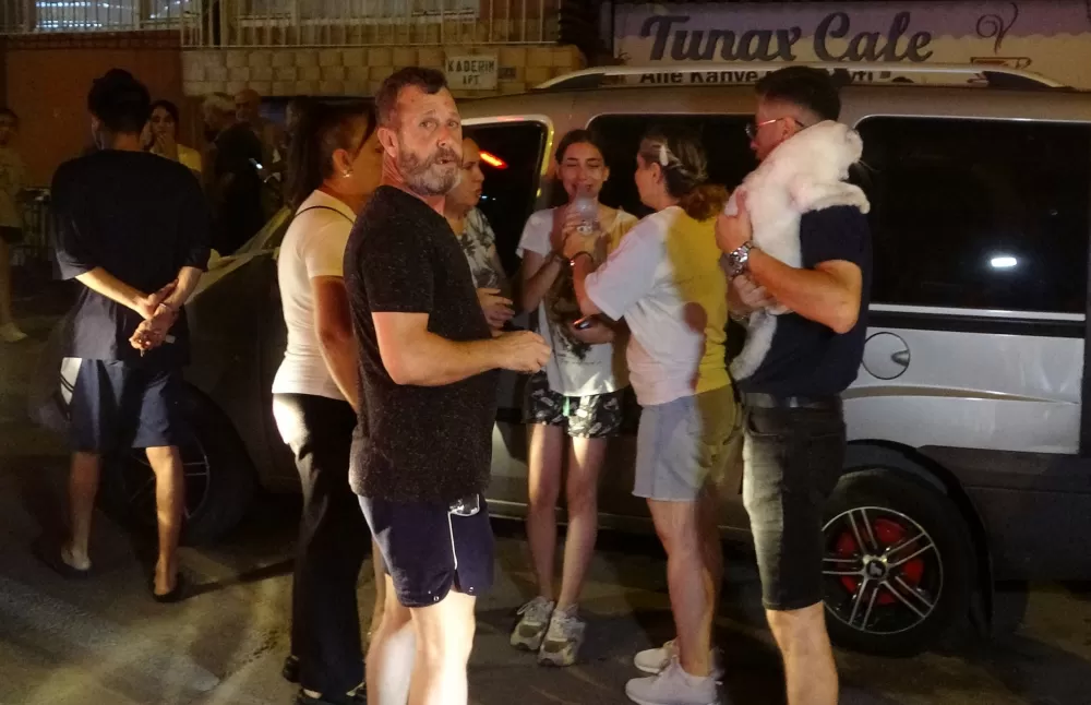 Dairenin balkonunda çıkan yangın korkuttu genç kız gözyaşlarına hakim olamadı