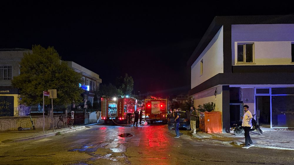 Sakarya'da Büyük Yangın sıralı halde bulunan 7 dükkandan 4'ü yandı