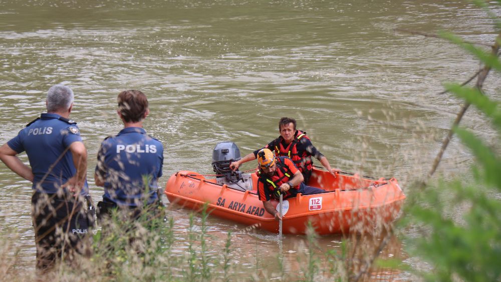 Sakarya Nehri'ne düştüğü iddia edilen 22 yaşındaki genç aranıyor