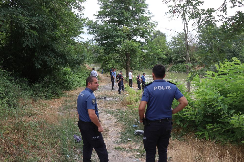 Sakarya Nehri'ne düştüğü iddia edilen 22 yaşındaki genç aranıyor