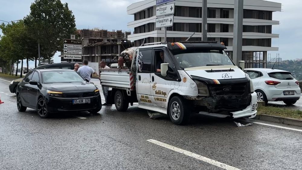 Samsun'da kamyonet ile otomobil çarpıştı: 3 yaralı