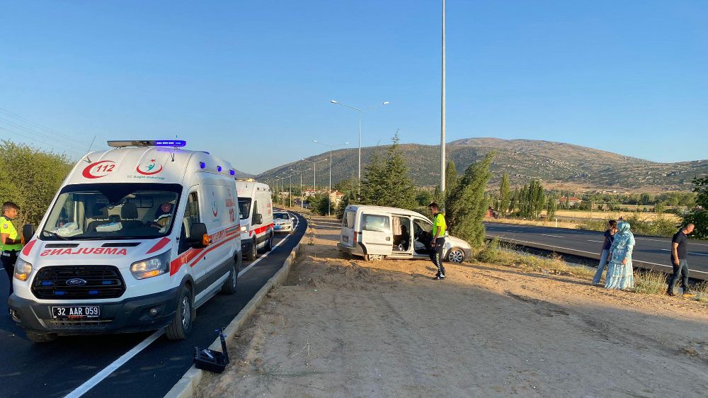 Şarkikaraağaç Isparta Yolunda kaza 5 yaralı 