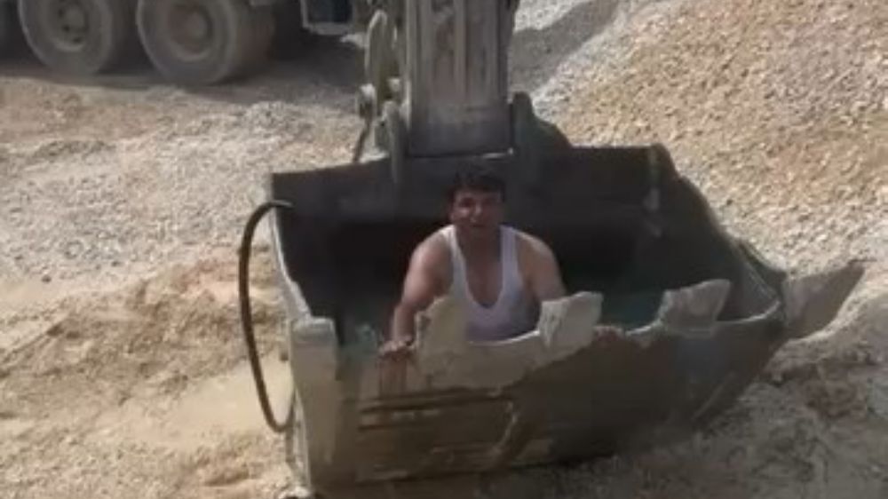 Sıcaktan bunalan işçiler kepçeyi havuza çevirdi