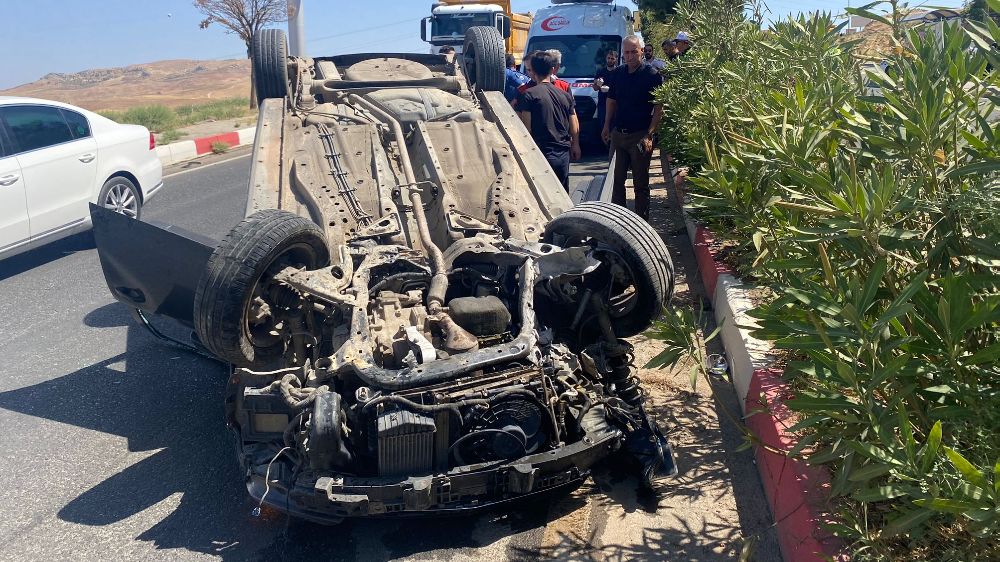 Siirt'te araç bariyerlere çarparak takla attı