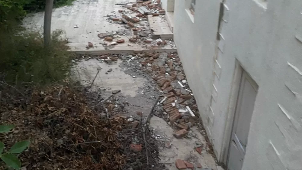 Söke Eski Doğanbey Köyü Camii'nin çatısı çöktü