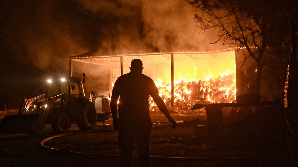   Son Dakika Yunanistan’da Orman yangını gümrük idaresinin otoparkına sıçradı  550 araç yandı