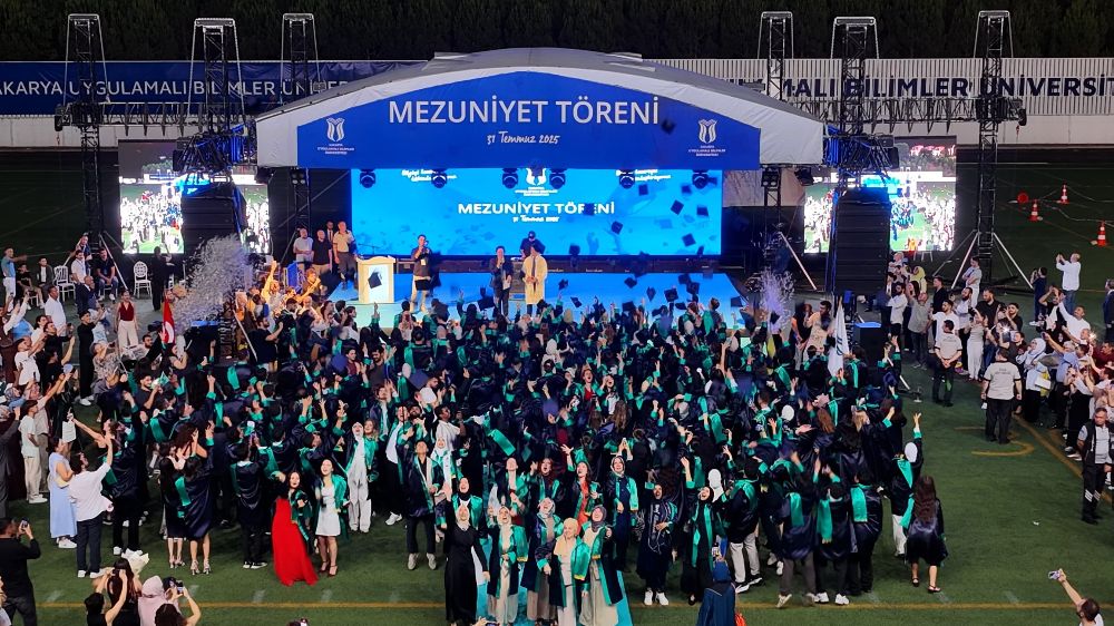 SUBÜ 3 bin 263 öğrencisini coşkulu törenle mezun etti
