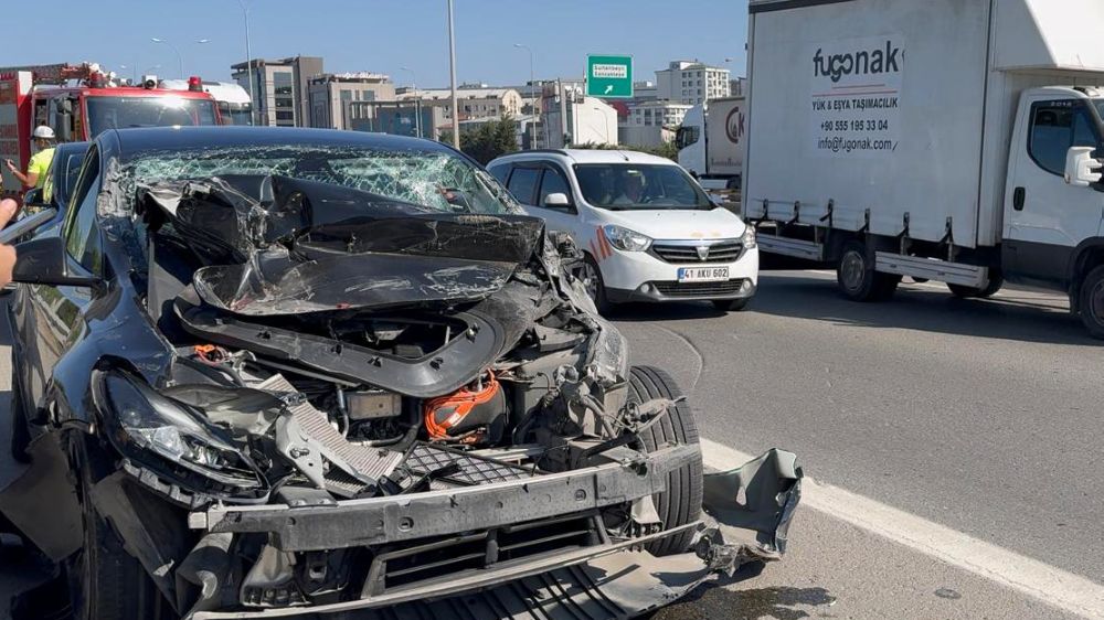 Sultanbeyli'de trafik kazası! Tesla hurdaya döndü