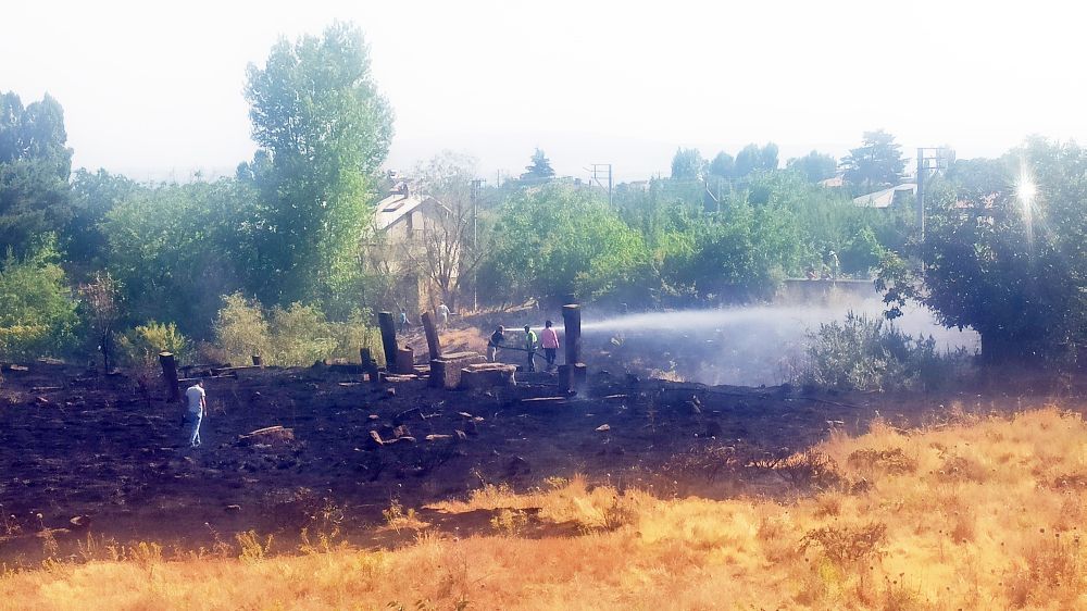 Tarihi mezarlıktaki yangın korkuttu