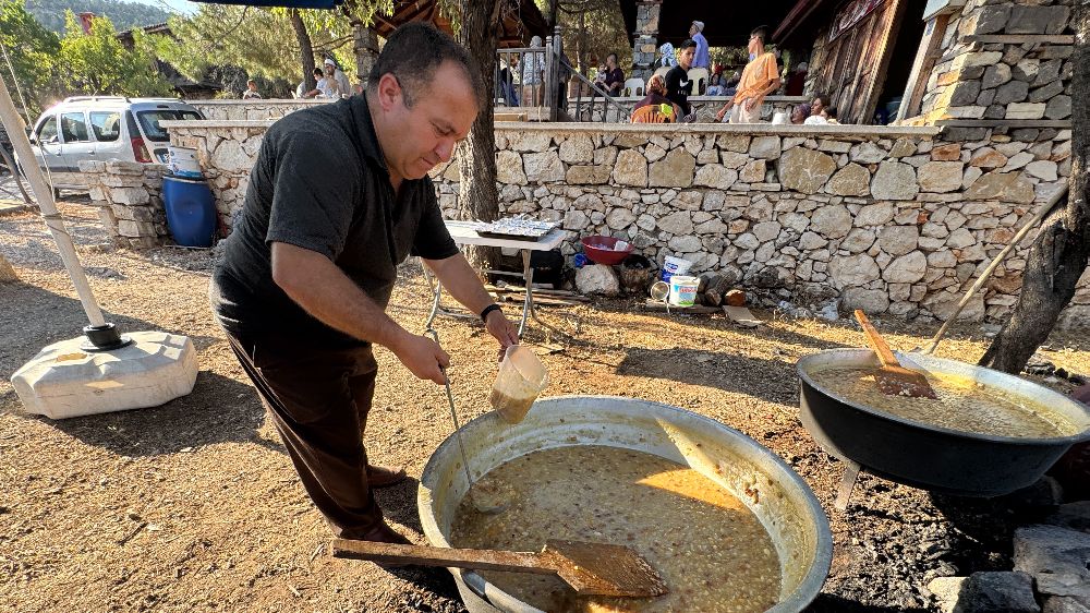Tarihi Sarıhacılar'da bin kişilik aşure ikramı
