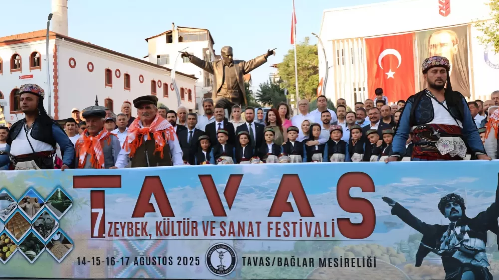 Tavas efeleri meydanda! Festival renkli görüntülerle başladı