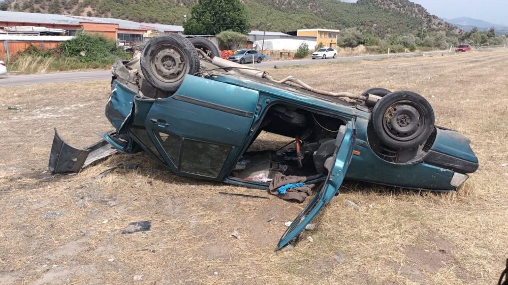 Ters dönen otomobilden sağ kurtuldu