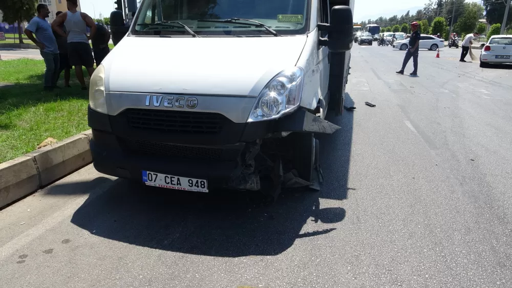 Kamyonet ile otomobil kavşakta çarpıştı 1 yaralı