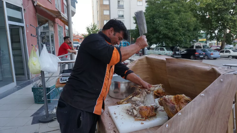 Burdur’da 100 yıllık lezzet Kuyu kebabı kilosu 1300 TL’den satılıyor