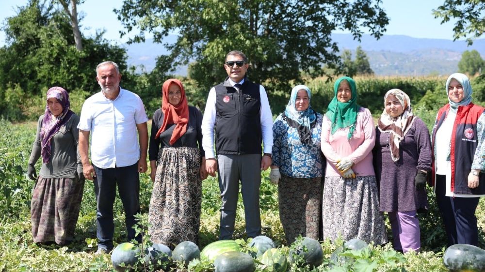  Vali Aslan, uygulama tarlasında incelemede bulundu