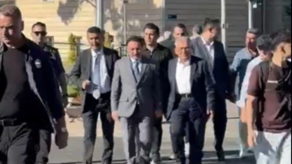 Vali Çiçek, trafik ışıklarını bekleyerek karşıya geçti