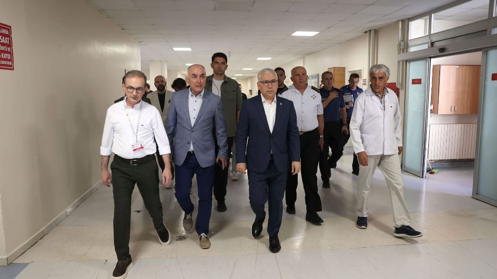 Vali Şimşek, feci kazada yaralananları hastanede ziyaret etti
