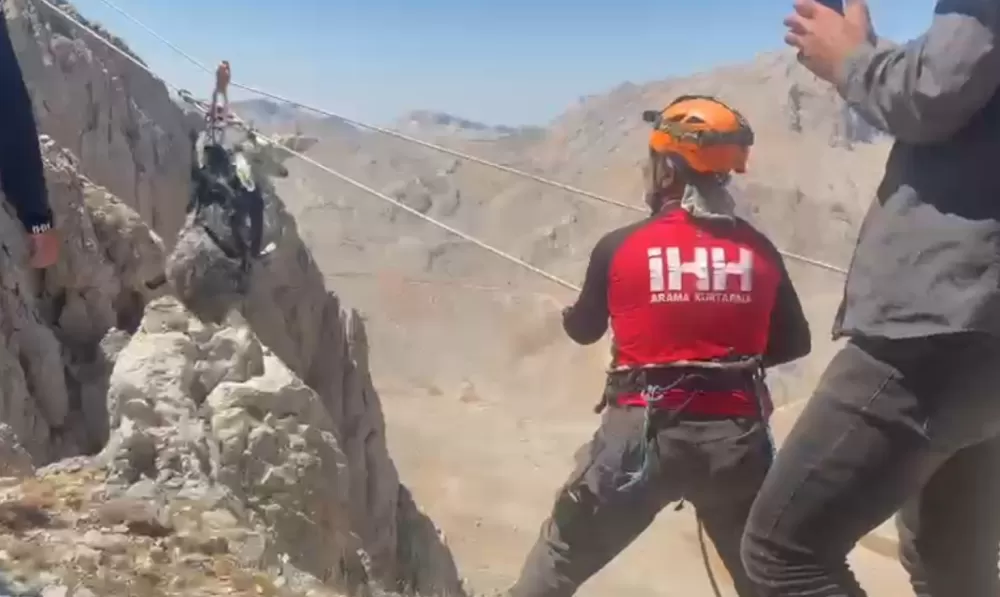 9 gün boyunca mahsur kalan keçiler 5 saatlik operasyonla kurtarıldı