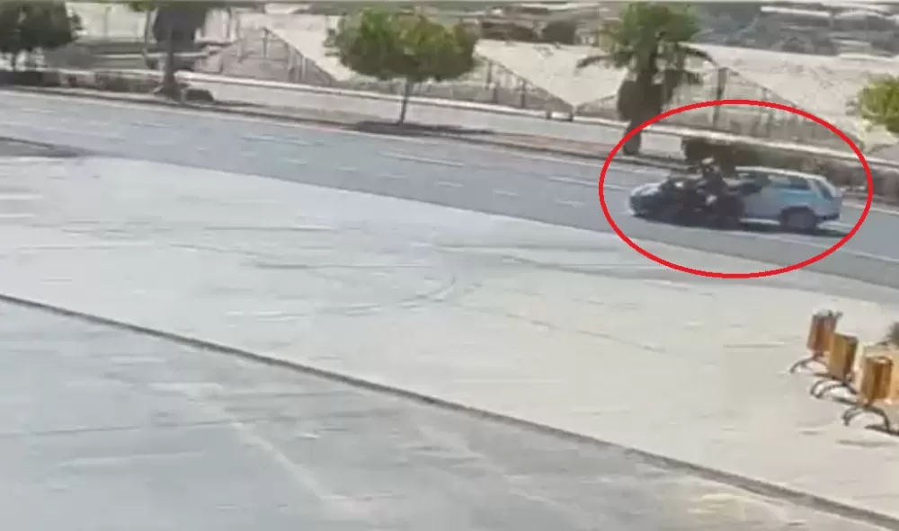 Antalya Gazipaşa'da Otomobil ile çarpışan motosikletlinin kaza anı görüntülendi