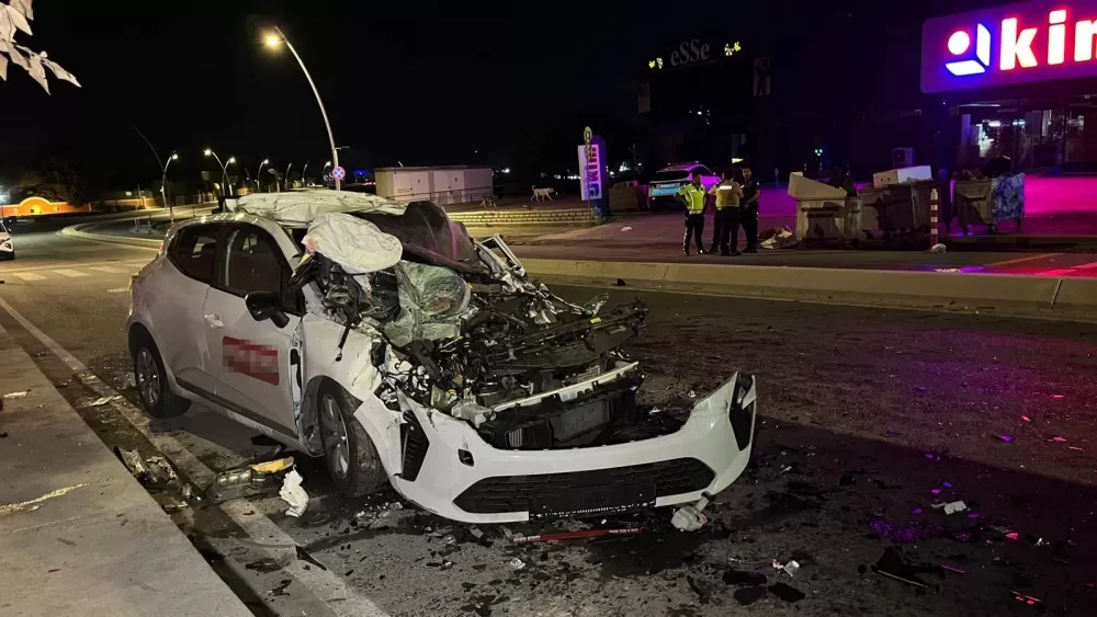 İstanbul Büyükçekmece’de otomobil, TIR’a arkadan çarptı 1 ölü, 3 ağır 4 yaralı