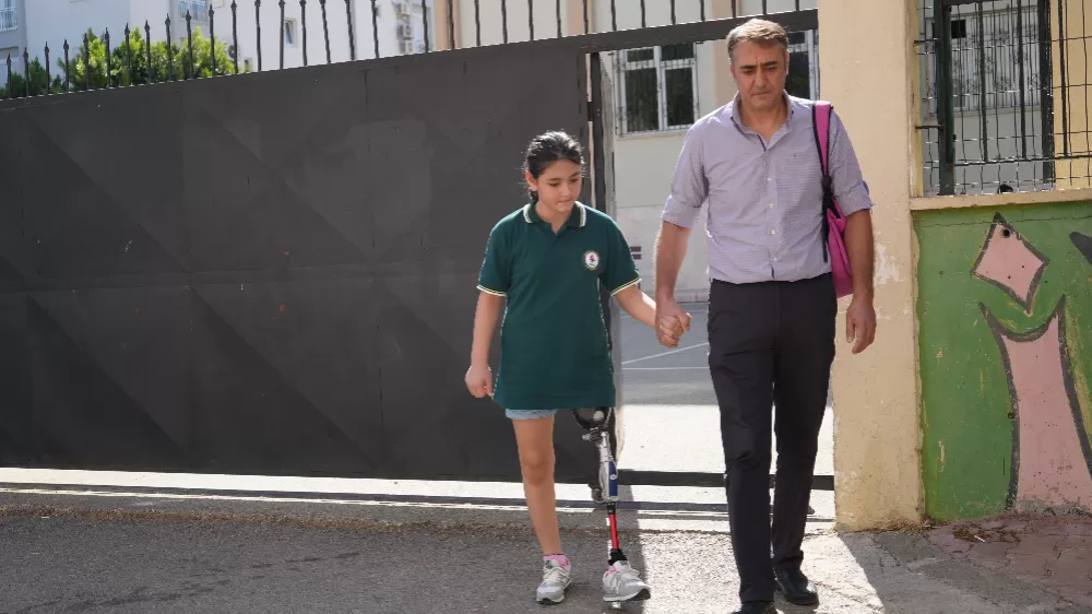 12 yaşındaki Özge yeni protezine kavuştu, okul heyecanı yeniden başladı