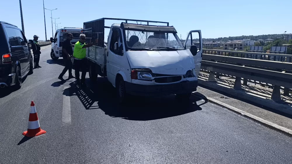 Kamyonet bariyerlere çarptı, kilolarca patates yola saçıldı