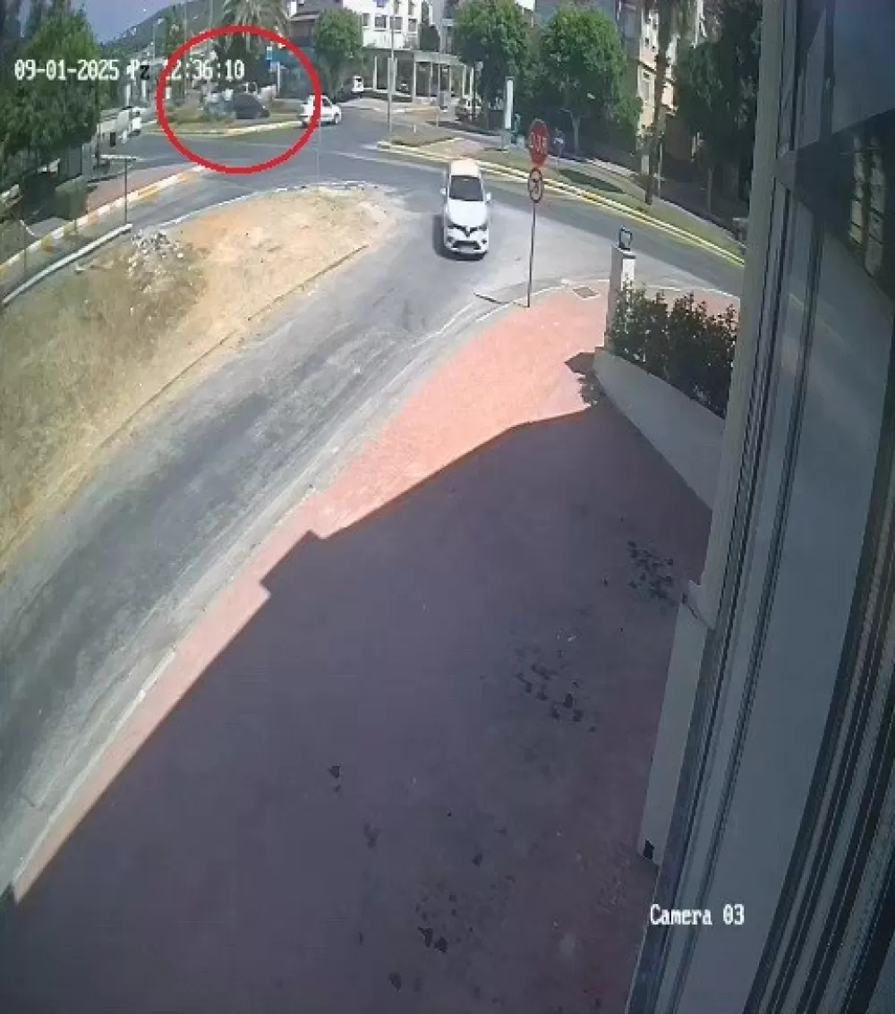 Antalya'da kaza yapan otomobil refüje çıkarak durabildi