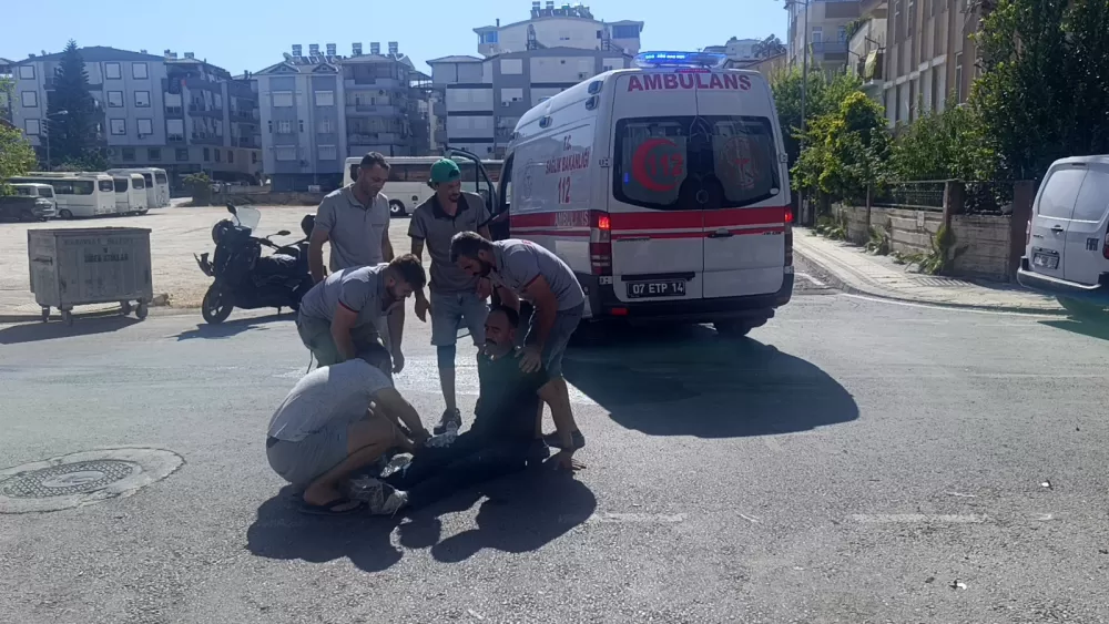 Antalya'da tur aracıyla çarpışan motosikletli yaralandı