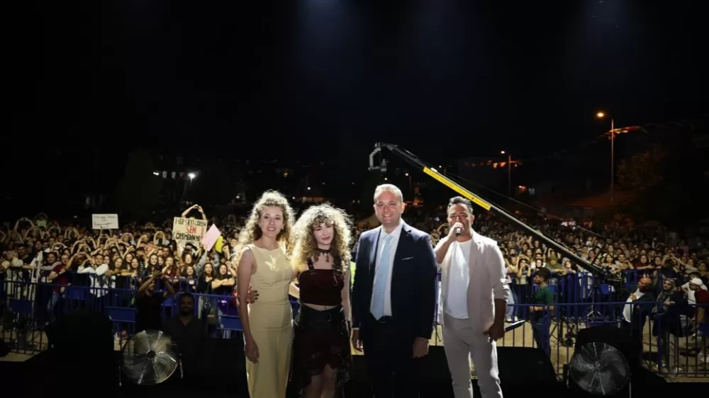 27. Çivril Elma Festivalinde Sena Şener rüzgarı