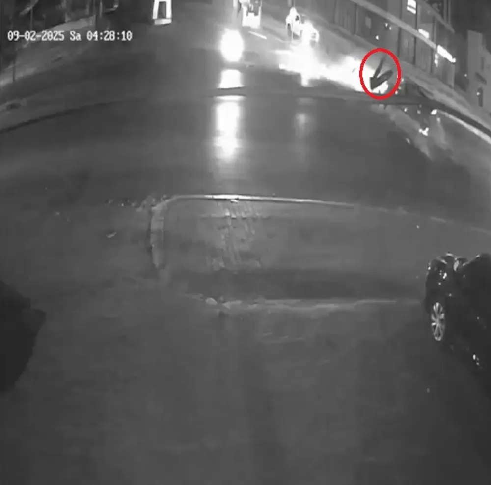 Antalya'da iki otomobil çarpıştı Sürücü araçtan fırladı