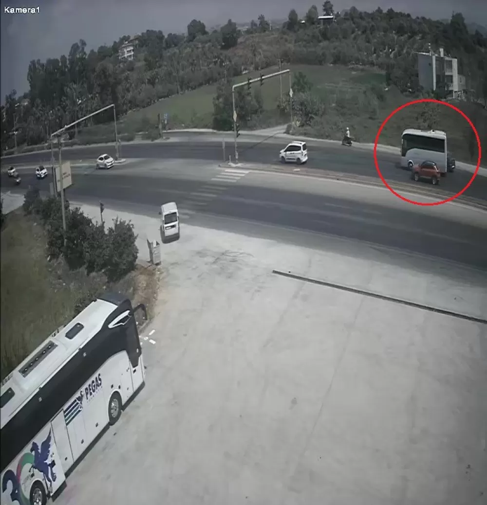 Kırmızı ışıkta duran araçlara çarpmamak için otomobilini şarampole sürdü