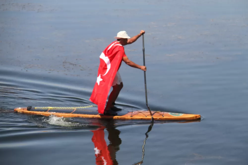 Göl Ölmedi dediler Kuraklığa dikkat çekmek için Beyşehir Gölü'nü SUP ile kürek çekerek bir uçtan bir uca geçtiler