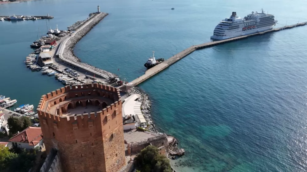 445 yolcu 362 mürettebatlı kruvaziyer Alanya iskelesine ulaştı