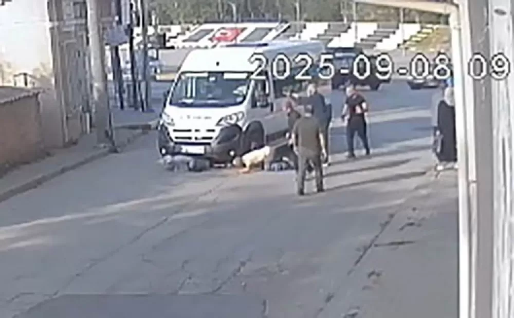 Tekirdağ Saray'da okul yolunda feci kaza: Anne ve oğlu işçi servisinin altında kaldı