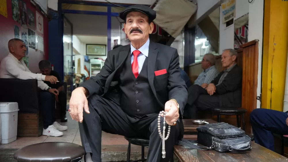 50 yıldır yöresel giysi ile geziyor