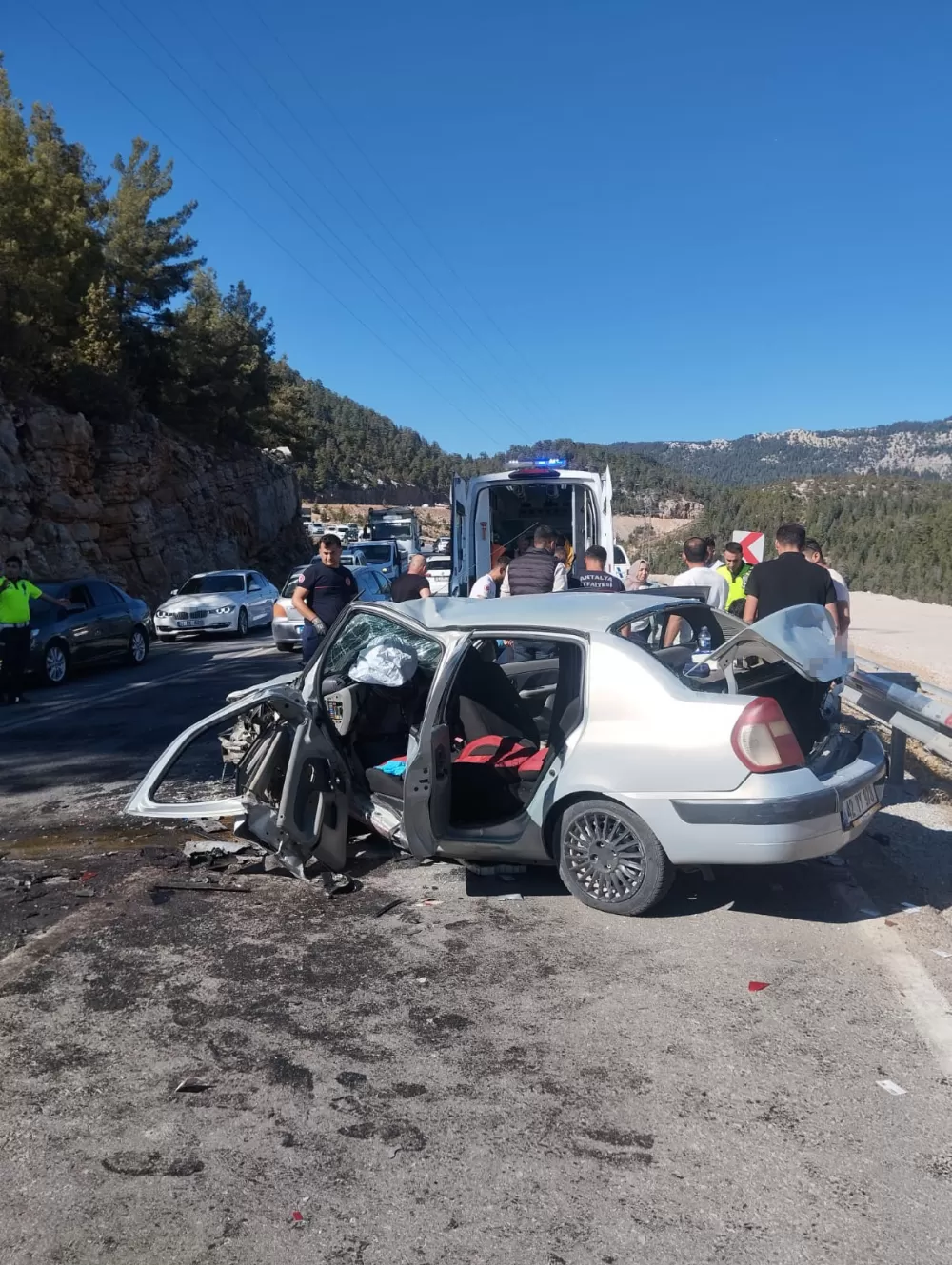 Antalya Akseki-Seydişehir karayolunda Feci Kaza 2 otomobil Çarpıştı 1 ağır 4 yaralı
