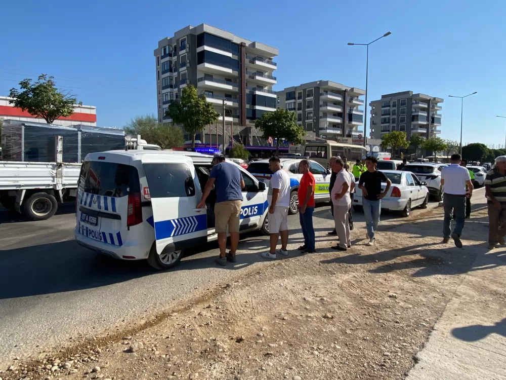 Antalya Serik'te Baba ve Çocuğu yolun karşısına geçerken otomobil çarptı 1'i ağır 2 yaralı