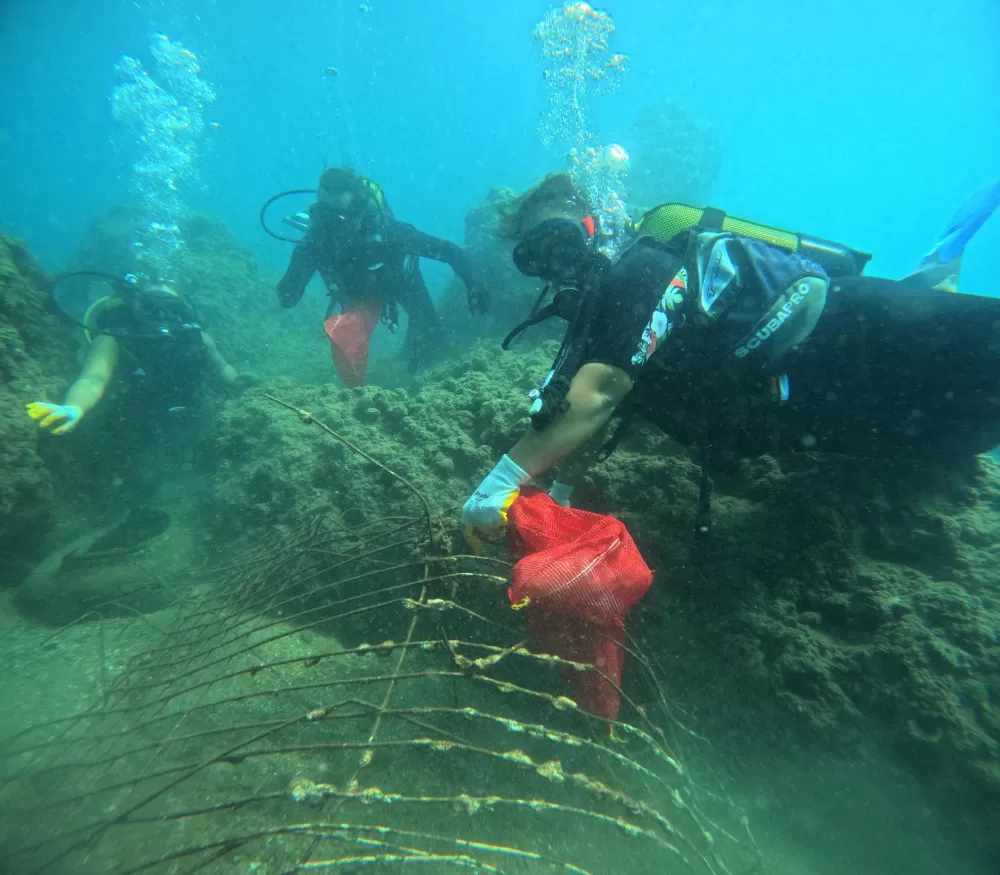 Antalya’da 40 metrelik falezlerde temizlik operasyonu