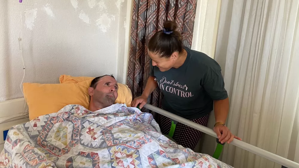 7 yıldır yatağa bağımlı eşine bakan kadına evden tahliye şoku