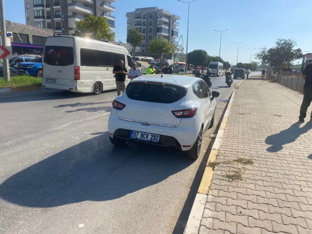 Antalya Serik'te Baba ve Çocuğu yolun karşısına geçerken otomobil çarptı 1'i ağır 2 yaralı