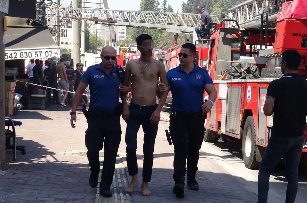 “Ben yanarım, o yanmaz” Antalya'da Kıbrıs Gazisinin evi yandı, bayrağı sağ kaldı