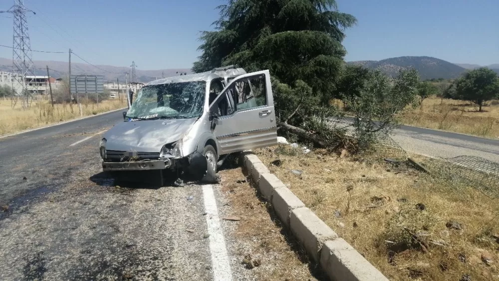 Isparta'da otomobil refüje çarpıp takla attı 2 yaralı