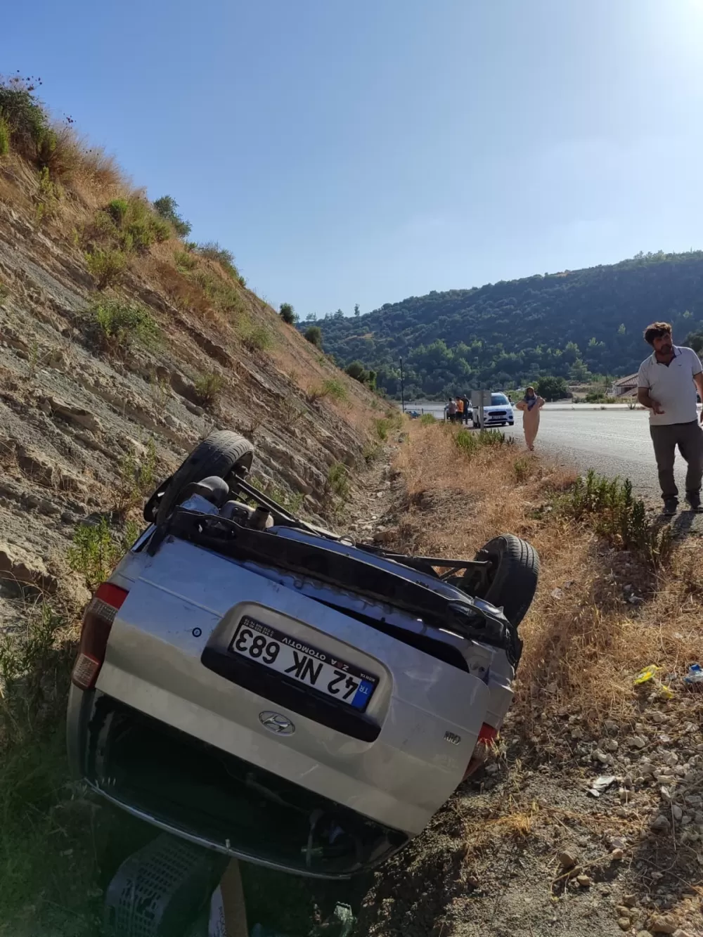 Antalya'da kaza otomobil şarampole devrildi