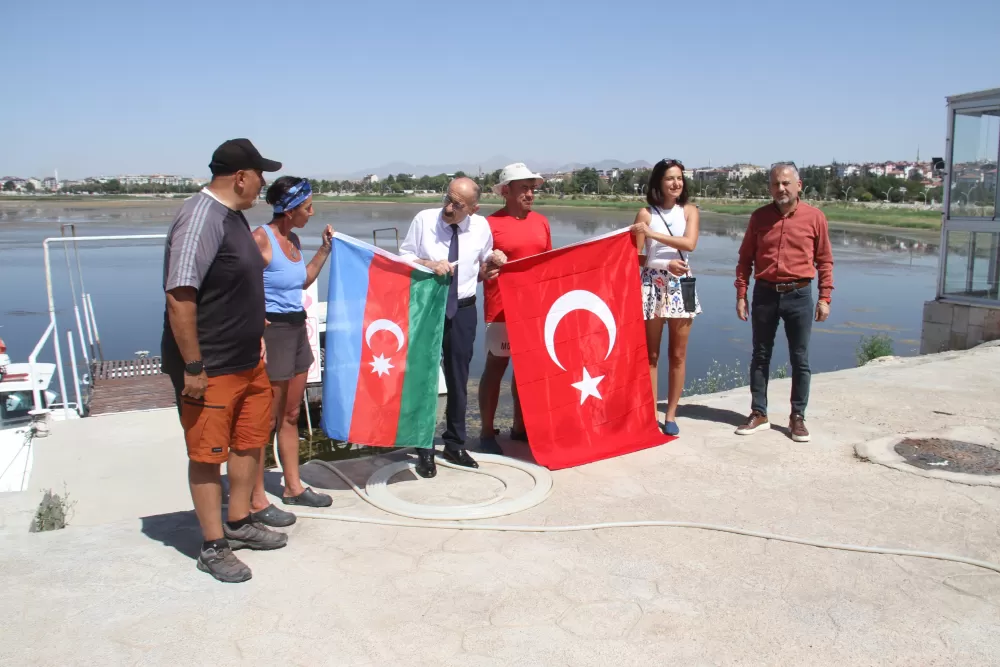Göl Ölmedi dediler Kuraklığa dikkat çekmek için Beyşehir Gölü'nü SUP ile kürek çekerek bir uçtan bir uca geçtiler