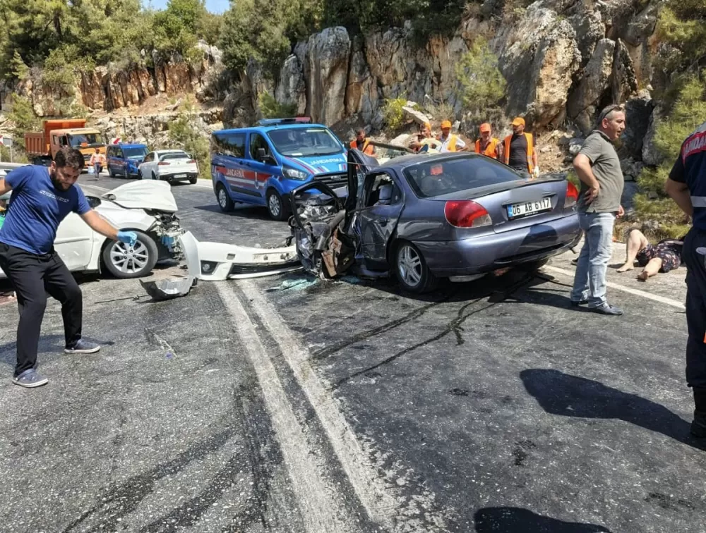 Antalya'da iki otomobilin çarpıştığı feci kazada 8 yaralı