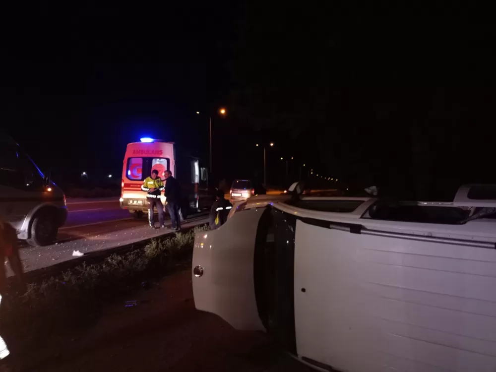 Burdur-Antalya yolunda otomobil yan yattı