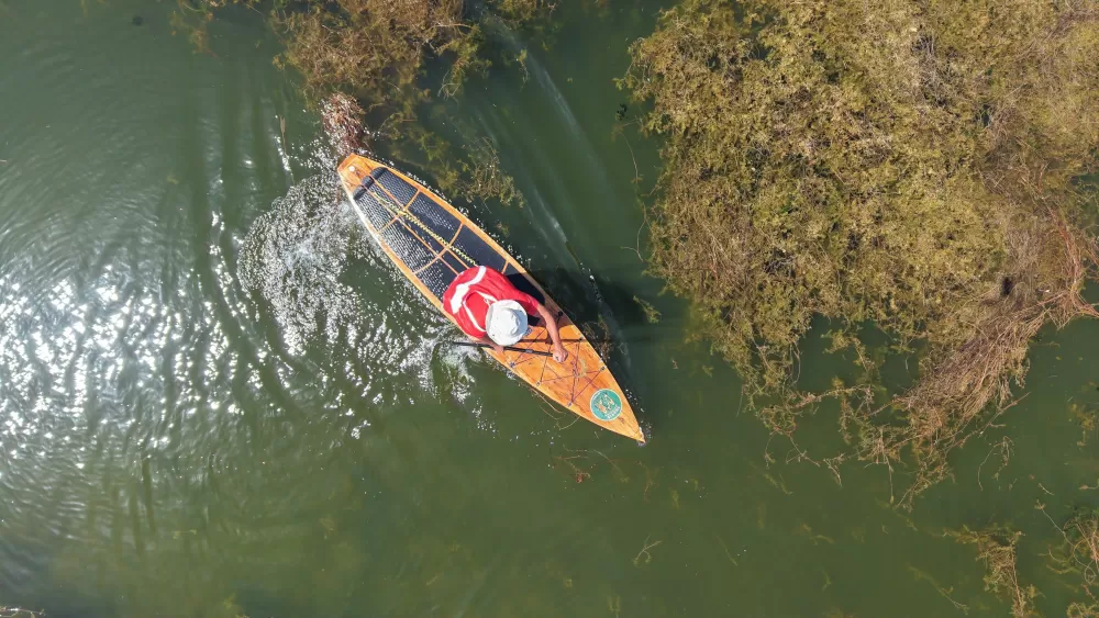 Göl Ölmedi dediler Kuraklığa dikkat çekmek için Beyşehir Gölü'nü SUP ile kürek çekerek bir uçtan bir uca geçtiler